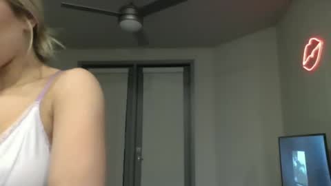 littlelovergirllindz online show from October 11, 5:34 am