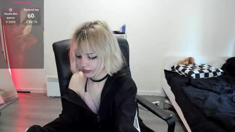 Snapshot of liyaluna chatting on October 5, 12:43 pm LIA online show from October 5, 12:43 pm