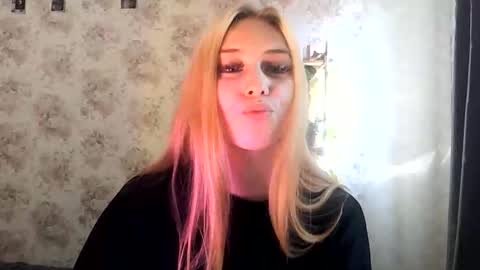 LollaLaKiss online show from October 14, 4:15 am