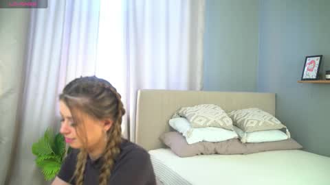 Lola online show from November 29, 9:02 am