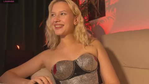 Snapshot of lora_hellyeah chatting on October 7, 3:27 pm Lora heil online show from October 7, 3:27 pm
