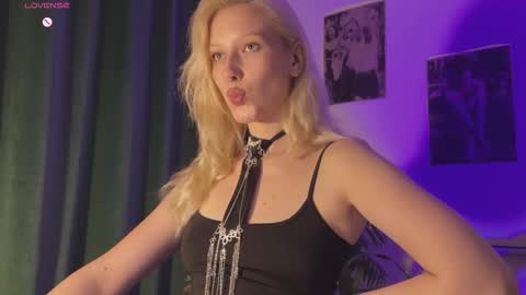 Snapshot of lora_hellyeah chatting on September 12, 4:03 pm Lora heil online show from September 12, 4:03 pm