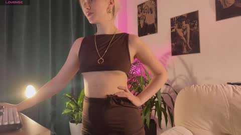 Snapshot of lora_hellyeah chatting on September 22, 5:00 pm Lora heil online show from September 22, 5:00 pm