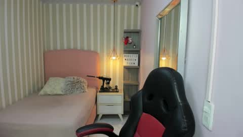 lorelaigiven online show from September 22, 12:25 pm