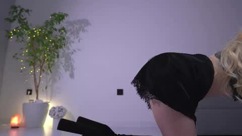 Lorrie online show from November 21, 7:54 am