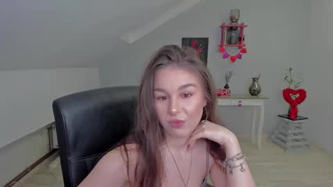 louannahart online show from February 12, 4:36 am