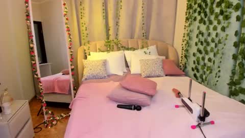 Snapshot of love_is_lola chatting on September 12, 1:17 am Lola online show from September 12, 1:17 am