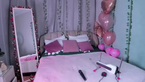 Snapshot of love_is_lola chatting on February 20, 1:25 am Lola online show from February 20, 1:25 am