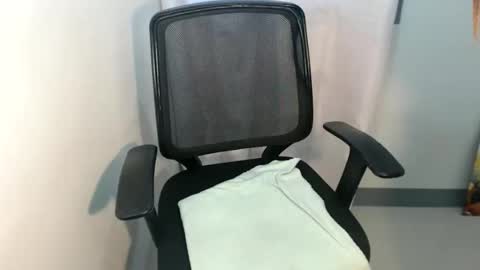 Snapshot of lovely_kitty13 chatting on September 12, 8:01 am im kitty online show from September 12, 8:01 am