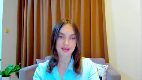 Snapshot of lovelyeemia chatting on October 10, 10:53 am Mia online show from October 10, 10:53 am