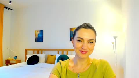 Snapshot of lovelyeemia chatting on December 10, 10:38 am Mia online show from December 10, 10:38 am