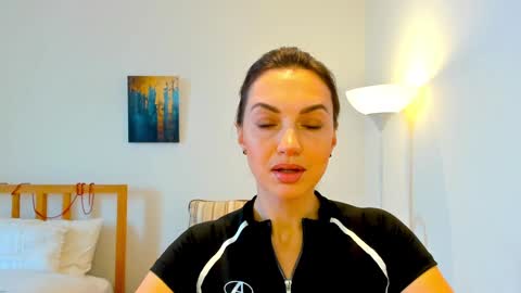 Snapshot of lovelyeemia chatting on January 7, 10:11 am Mia online show from January 7, 10:11 am