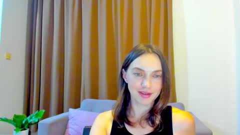 Snapshot of lovelyeemia chatting on September 17, 12:03 pm Mia online show from September 17, 12:03 pm
