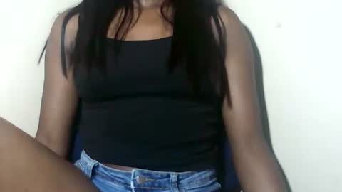 lovelylarra online show from January 17, 7:54 pm