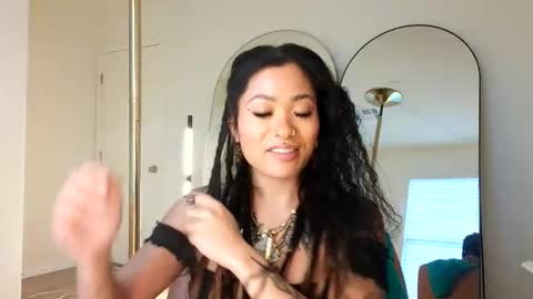 lovelyxmacii online show from March 2, 1:27 am