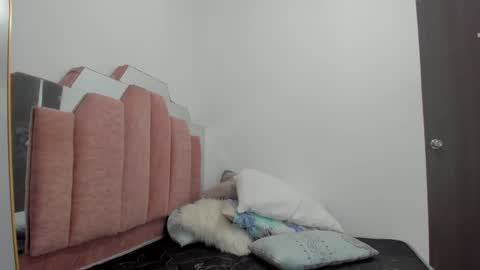 Snapshot of lovequeen02 chatting on February 2, 11:40 am L O V E online show from February 2, 11:40 am