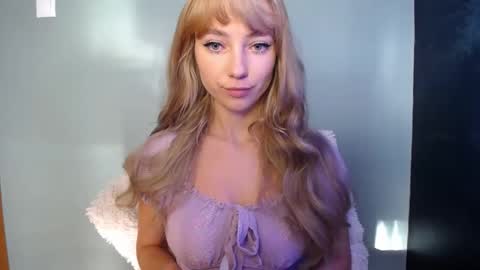 Snapshot of luciacam20 chatting on October 27, 7:26 am Lucy online show from October 27, 7:26 am