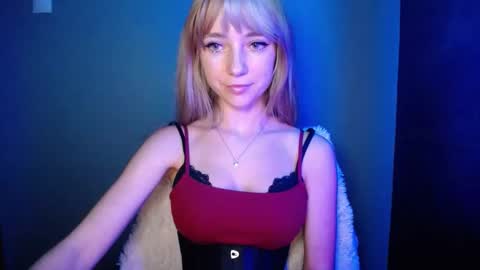 Snapshot of luciacam20 chatting on October 24, 7:15 am Lucy online show from October 24, 7:15 am