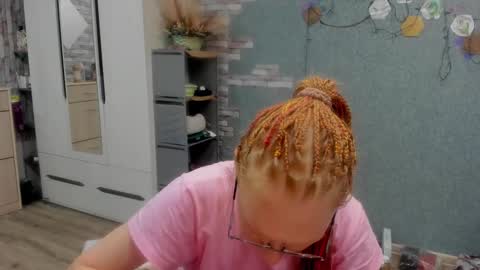 lucky_licky20 online show from December 17, 2:49 am