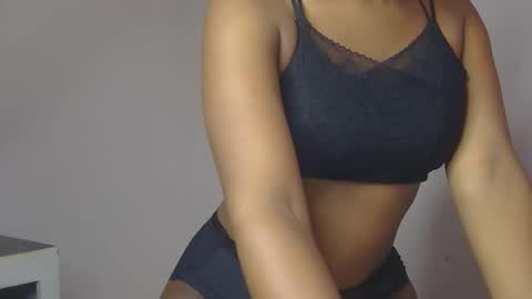 lucky_n_shyshy online show from October 31, 12:09 pm