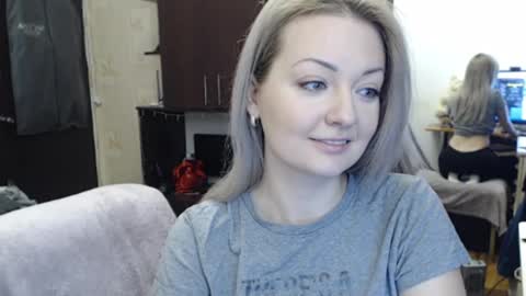 Snapshot of luckyshotgirl chatting on December 14, 9:51 am LuckyShot online show from December 14, 9:51 am