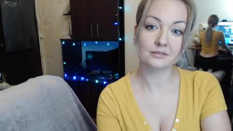 Snapshot of luckyshotgirl chatting on December 17, 4:53 pm LuckyShot online show from December 17, 4:53 pm