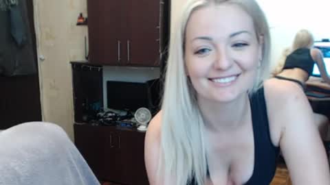 Snapshot of luckyshotgirl chatting on September 18, 2:15 pm LuckyShot online show from September 18, 2:15 pm