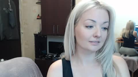 Snapshot of luckyshotgirl chatting on October 1, 12:10 pm LuckyShot online show from October 1, 12:10 pm
