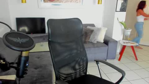 Lau  online show from February 12, 2:44 pm