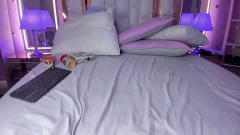 luna  online show from August 8, 9:12 pm