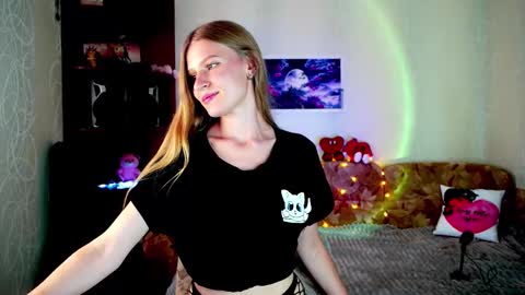 luna_evan online show from September 9, 9:09 am