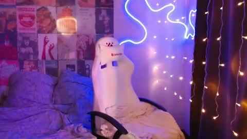 luna_limerence online show from May 26, 5:29 am