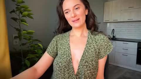 Snapshot of luna_raee chatting on September 23, 8:01 am luna_raee online show from September 23, 8:01 am