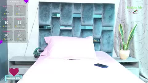 luna_sophya online show from October 14, 11:35 am