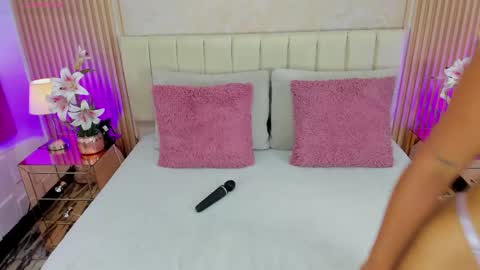 Luna Taylors online show from April 8, 11:12 am