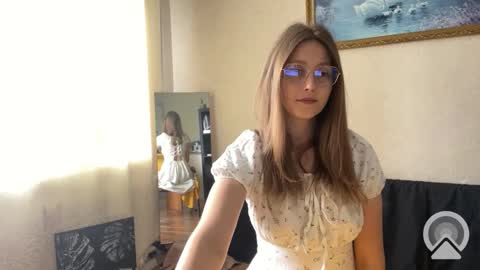 lunafeather online show from September 13, 7:49 am