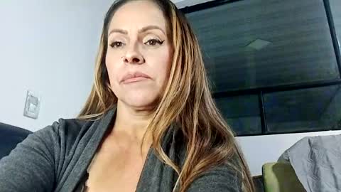 lunagoldenangel online show from August 6, 5:25 am
