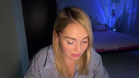 Snapshot of lunali_ chatting on October 28, 11:09 pm Lana online show from October 28, 11:09 pm