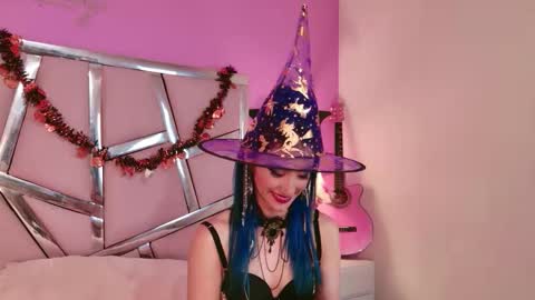 Luna Page online show from October 14, 8:33 pm
