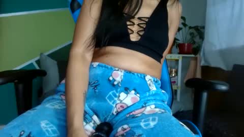 Snapshot of luzzy_cam chatting on January 8, 10:37 pm luzzy I hope your visit and that we manage to get very hot online show from January 8, 10:37 pm