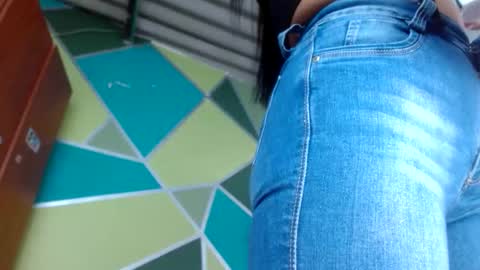 Snapshot of luzzy_cam chatting on February 15, 9:39 pm luzzy I hope your visit and that we manage to get very hot online show from February 15, 9:39 pm