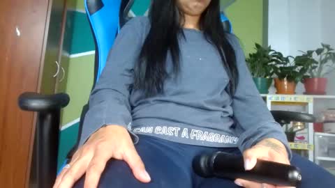 Snapshot of luzzy_cam chatting on February 12, 9:33 pm luzzy I hope your visit and that we manage to get very hot online show from February 12, 9:33 pm