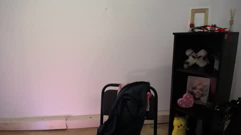 m_i_k_i_ online show from February 13, 1:13 pm