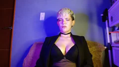 Snapshot of mackenziemoon chatting on October 23, 5:13 am Noah Askew online show from October 23, 5:13 am