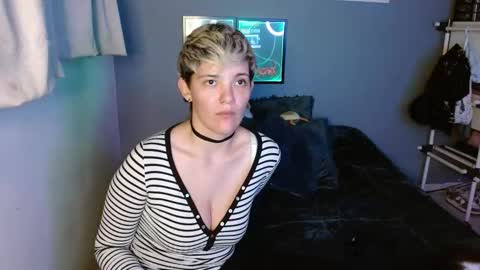 Snapshot of mackenziemoon chatting on February 21, 9:23 am Noah Askew online show from February 21, 9:23 am