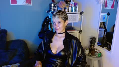 Snapshot of mackenziemoon chatting on February 7, 2:19 am Noah Askew online show from February 7, 2:19 am