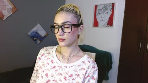 Snapshot of mackenziemoon chatting on December 7, 7:49 am Noah Askew online show from December 7, 7:49 am