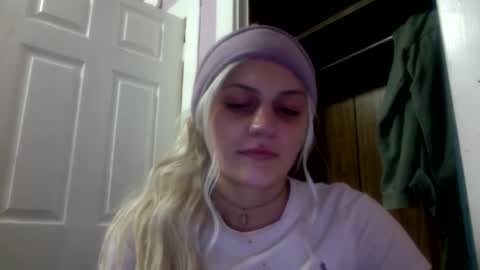 Snapshot of madelinevalentine chatting on September 11, 2:01 am madeline online show from September 11, 2:01 am