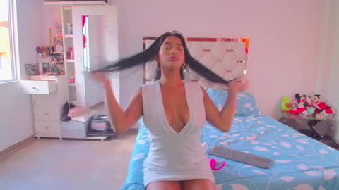 Snapshot of madeyn_roses chatting on January 19, 6:32 pm madelyn roses online show from January 19, 6:32 pm