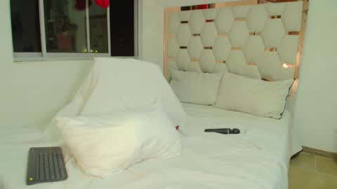 madelyn roses online show from October 28, 1:00 am